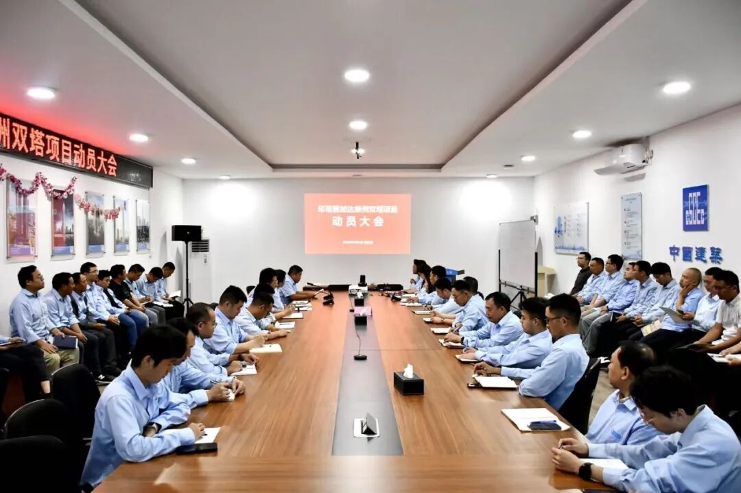 印尼绿洲双塔项目完成幕墙工程首吊（5）.jpg