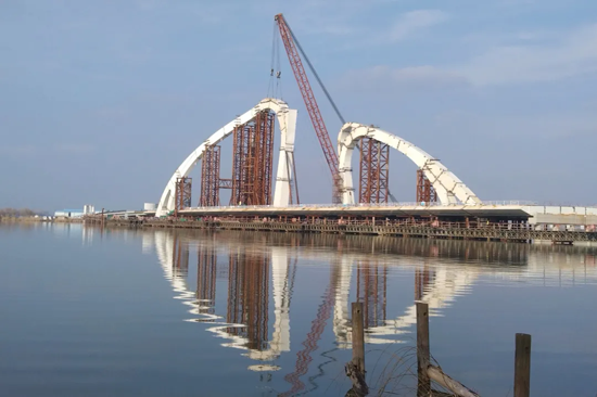 中建承建淮安白马湖大桥钢拱塔成功合龙1.png
