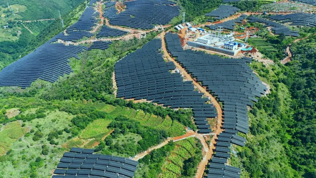 蝶变新能源宝库：中国建筑元江光伏项目竣工验收1(1).jpg