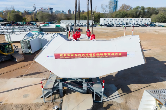 中国建筑塞尔维亚首都新地标钢结构首吊(1).png 中国建筑塞尔维亚首都新地标钢结构首吊(1).png