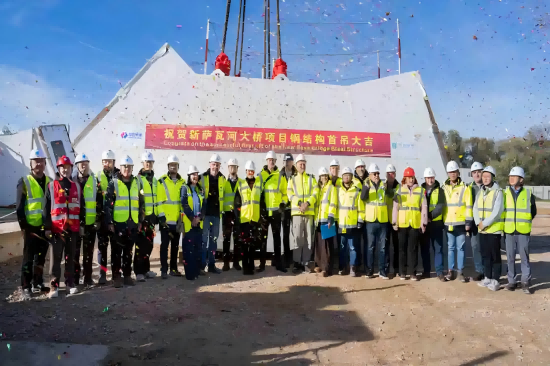 中国建筑塞尔维亚首都新地标钢结构首吊(3).png 中国建筑塞尔维亚首都新地标钢结构首吊(3).png