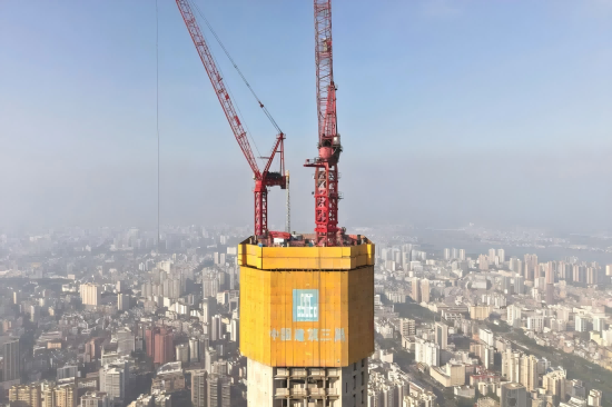 中国建筑承建的海南中心项目核心筒正式封顶2(1).png