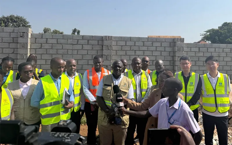 乌干达工程和交通部长视察NB道路项目1.png