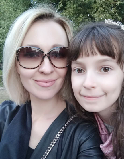 采访人 让娜（和女儿在一起）.png